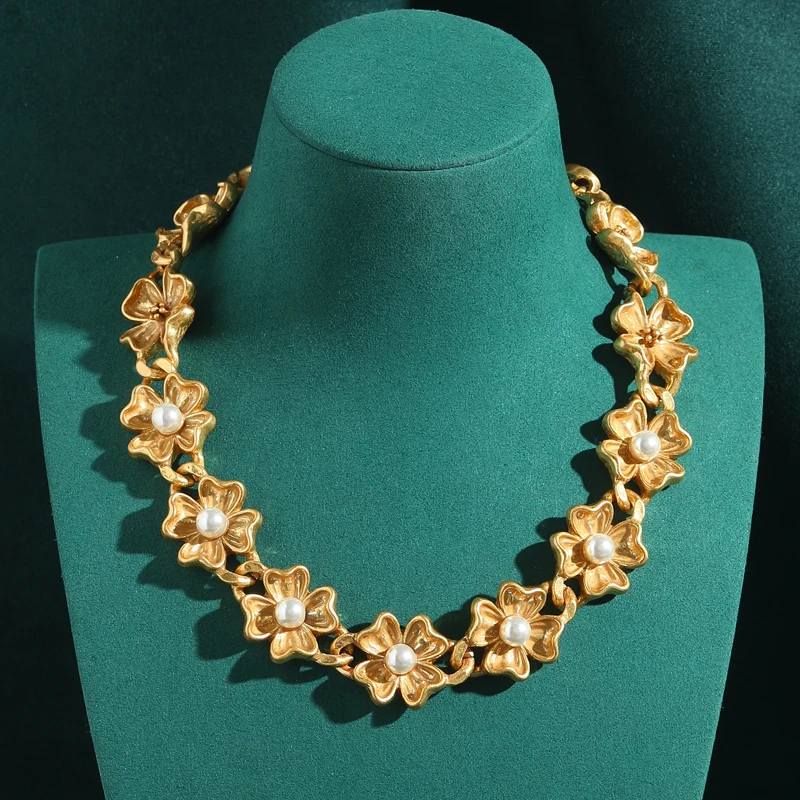 

Vintage Flower Necklace Pearls For Woman Choker Five Leaf Accessories Bridal Charm Luxury Designer Jewelry Gold Color Chain 2025