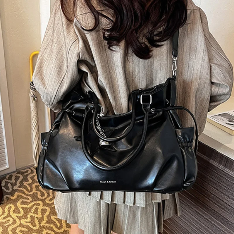 

Роскошная сумка-хобо из вощеной кожи, большая вместительная сумка-тоут на шнурке, ретро Y2k, дорожная сумка на плечо с несколькими карманами и подвеской