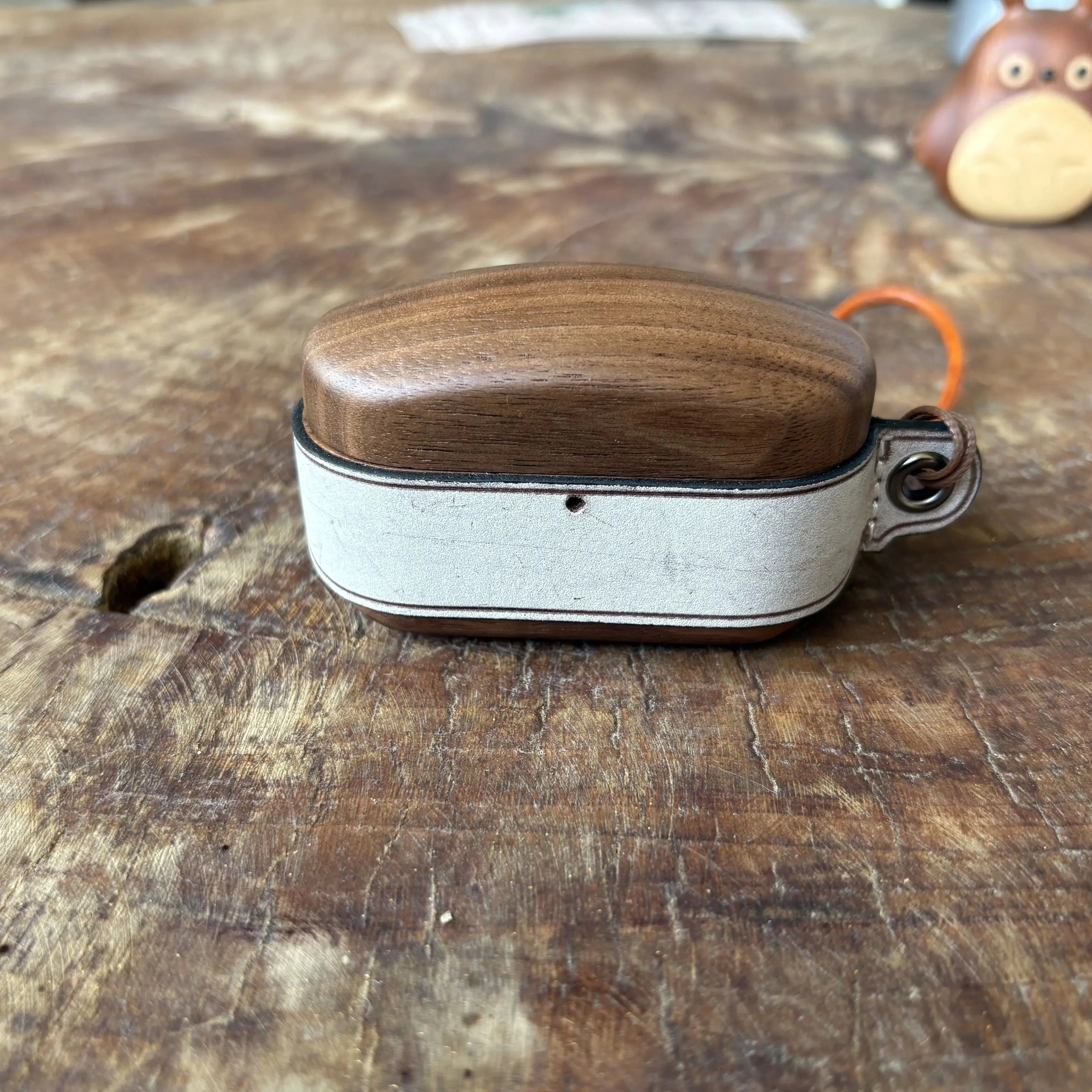 

Handcrafted Genuine Leather & Wood Case for Sony WF-1000XM5 – Protective Cover for 5th Gen Earbuds with Bocchi the Rock