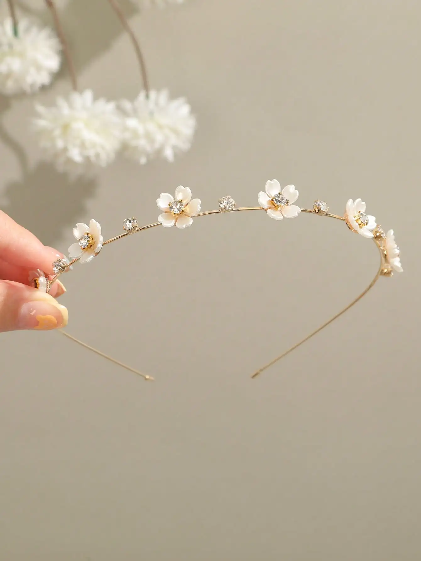 

Элегантная цветочная повязка на голову с искусственным жемчугом и стразами для женщин, металлический ободок для волос, аксессуар.