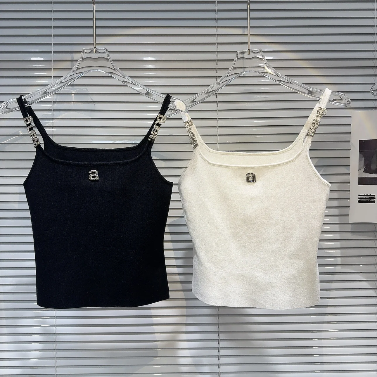 

Модный вязаный укороченный топ с металлическими буквами и стразами, женский летний Новое поступление, внутренняя одежда, повседневная одежда