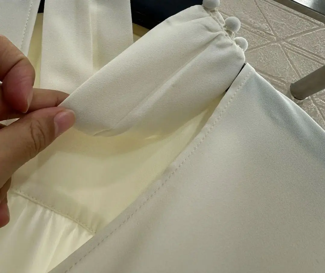 Beiges, glattes, lockeres Satin-Hemd mit schrägem Revers und V-Ausschnitt, hochwertiges und stilvolles, leichtes soziales Oberteil für den Arbeitsplatz