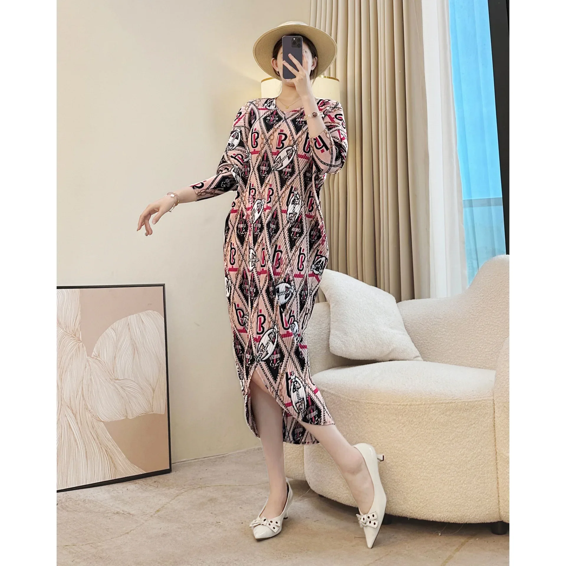 

Miyake Pleated Design Dress for Women Printed French V-neck Long-sleeved Elegant Resort Style Pleated Skirt 2025 Autumn New