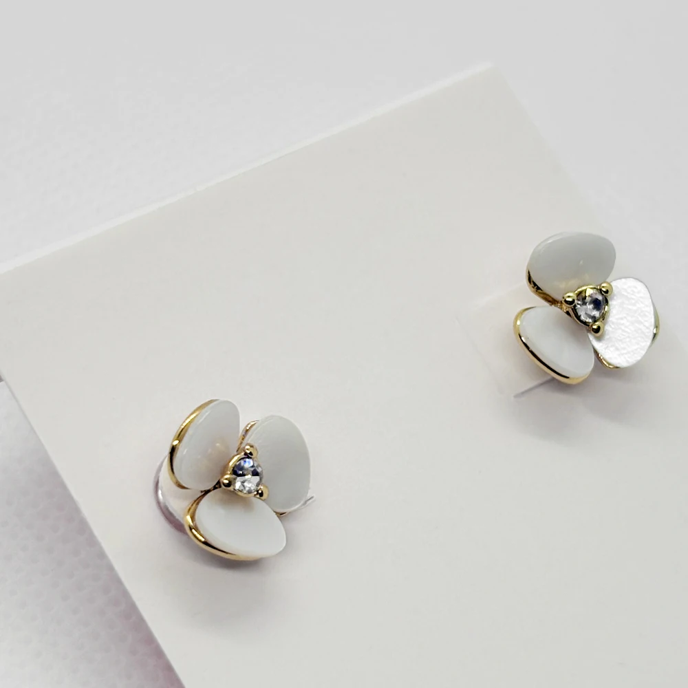 

VKVVA Fashion Jewelry Fresh White Three-Leaf Petal Shell Flower Glass Pearl Stud Earrings for Women Daily wearing