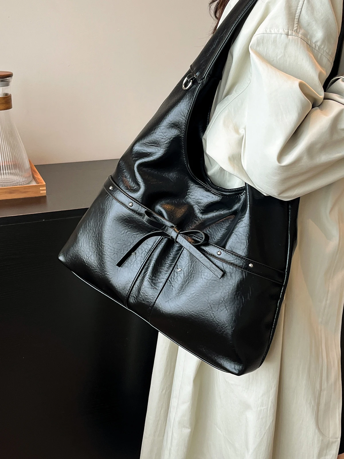 

Классическая черная мягкая сумка-тоут из искусственной кожи, модная сумка с бантом и заклепками на одно плечо, сумка подмышки, повседневные женские сумки большой вместимости, новинка 2026 года