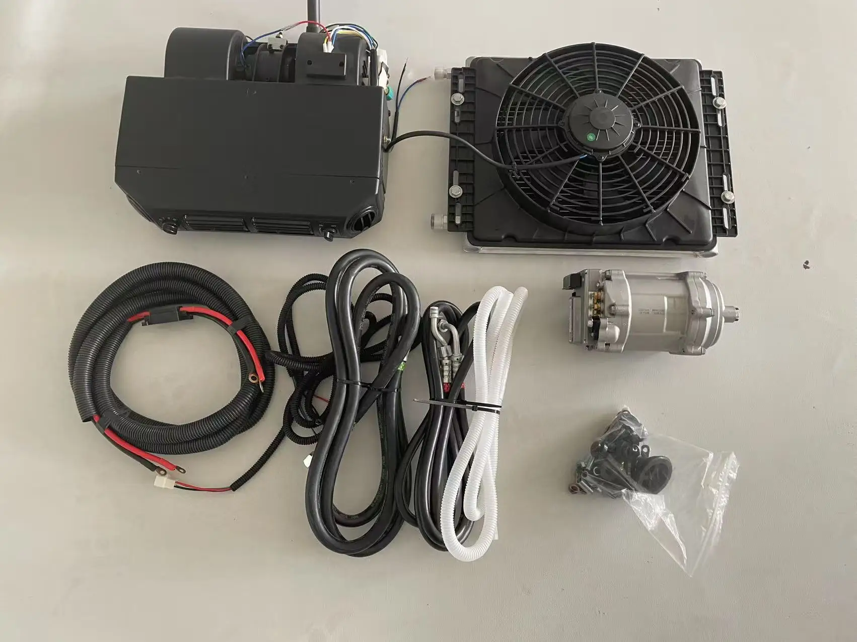 RV AC وحدة جرار شاحنة التخييم طقم مكيف الهواء 12 فولت مكيف الهواء لمقطورة شاحنة التخييم Motohome