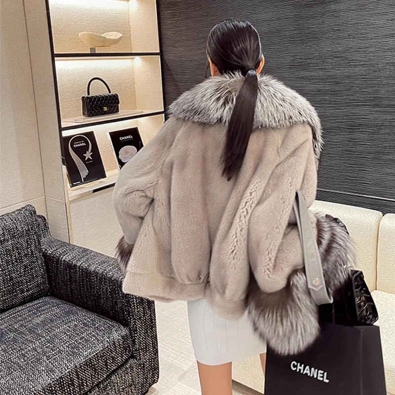 Futro z naturalnego futra norek Ftangaiur Winter Import, fioletowe, standardowe, aksamitne, z krótkim, luźnym krojem i kołnierzem z futra lisa.