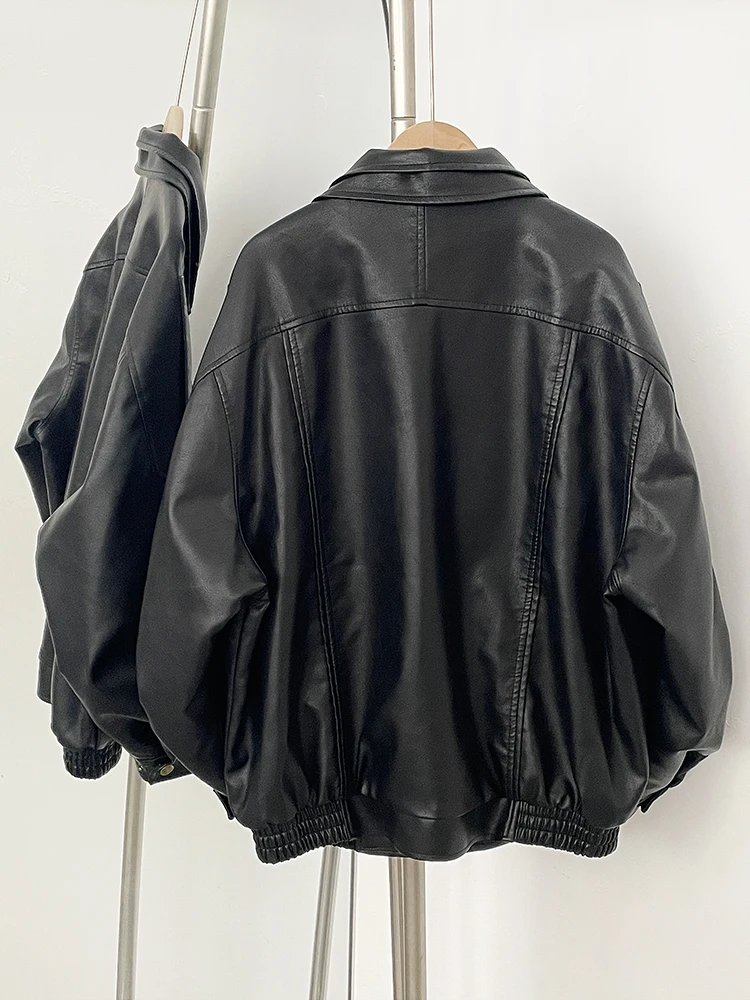 春の新作、秋の卸売ファッション、黒のフェイクレザー、ロコモティブコート、女性用フェイクレザー ジャケット、婦人服、オーバーコート