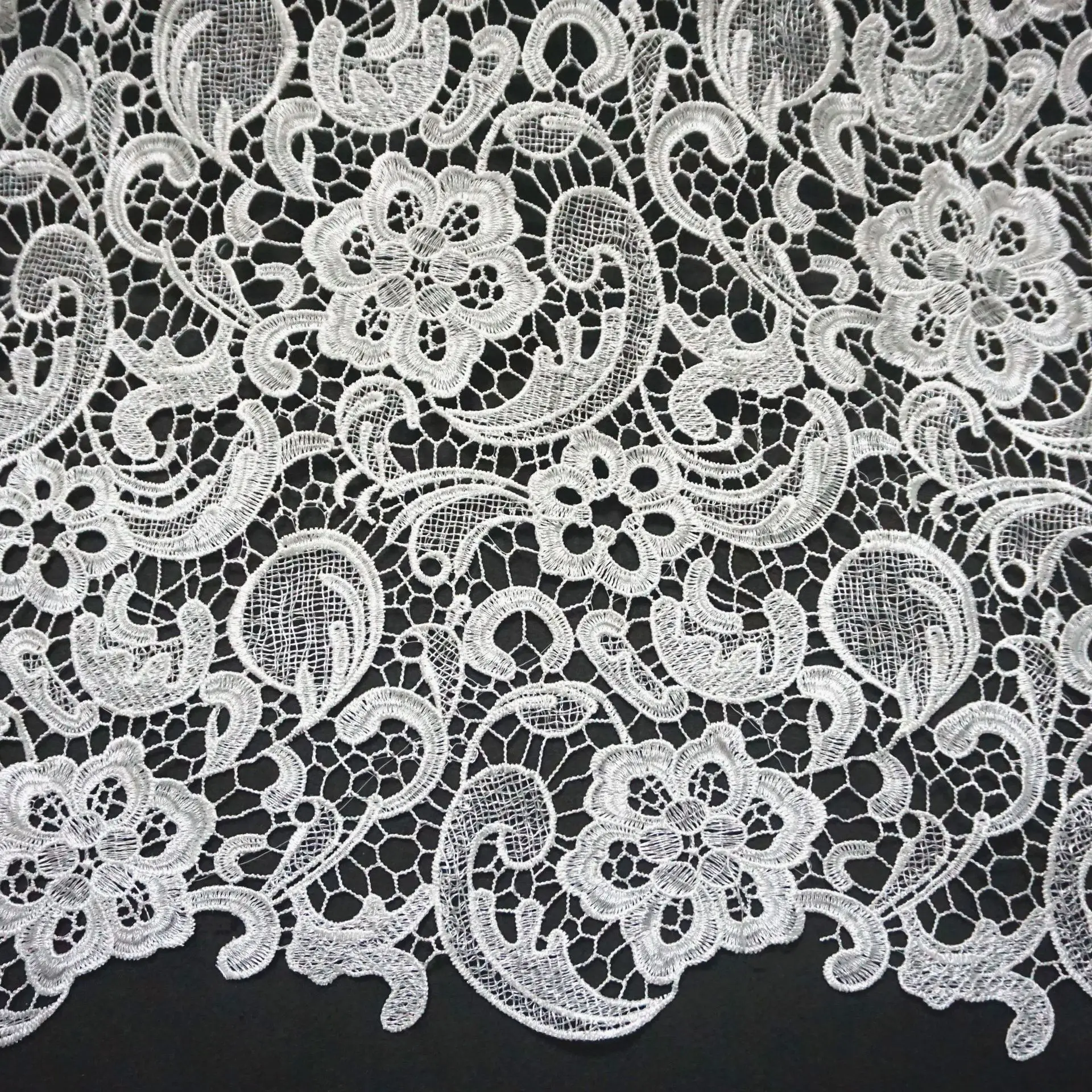 

Water-soluble embroidered fabric with dense paisley pattern Nigerian lace fabric clothing accessories French Guipure lace fabric