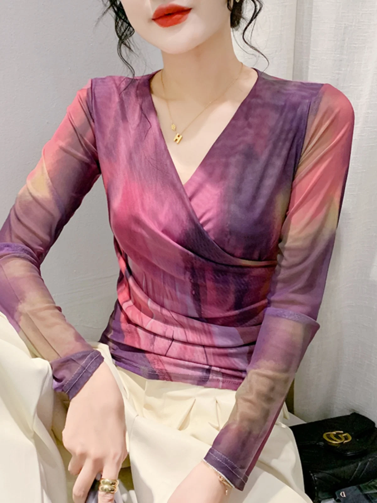 Modna długa koszulka z dekoltem w serek, podkreślająca figurę, damska bluzka wyszczuplająca, streetwearowa koszulka z kreatywnym nadrukiem o geometrycznym wzorze.