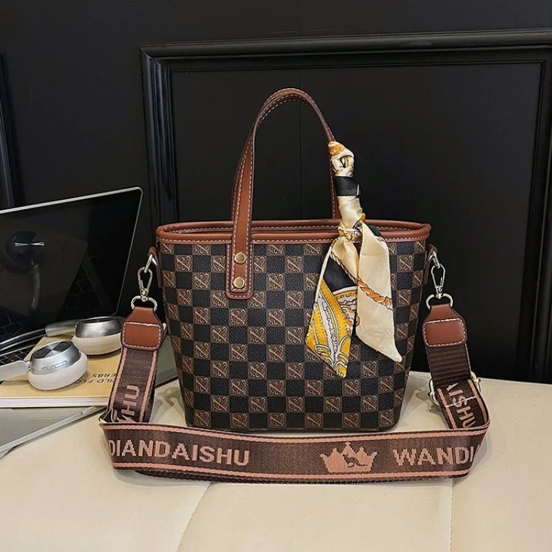 

Metropolitan Executive Leather Tote For Working Women Sophisticated Underarm Shoulder Bag With Tablet Sleeve For Office