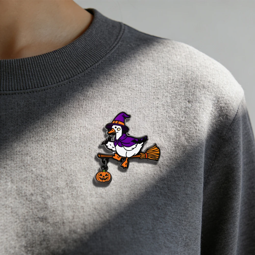 Lila Zaubererhut Umhang Hexe Gans Emaille-Pin Magische Ente Fledermaus Brosche Kürbis-Anhänger Halloween-Geschenk Abzeichen Accessoire – Detail 7