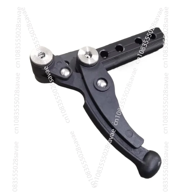 

Спортивный ножничный тормоз для инвалидной коляски. Высококачественный горизонтальный тормоз можно использовать с зажимным блоком для безопасного использования и без травм шин.