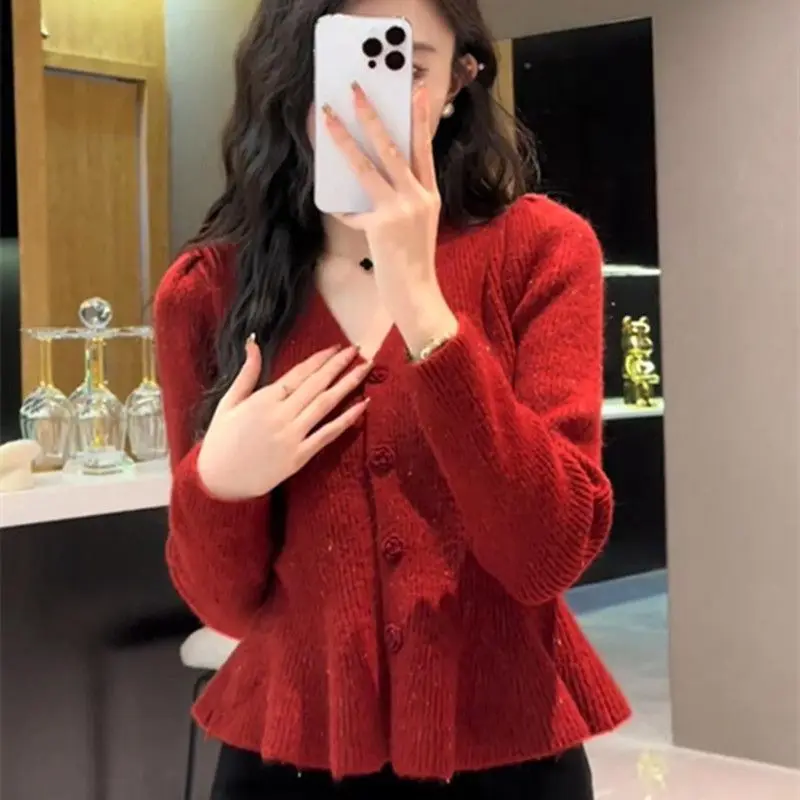 Chuyun French V-neck Single Row Three-dimensional Flower Button Knitted Cardigan Sweater Women's New Slimming Bottom Top