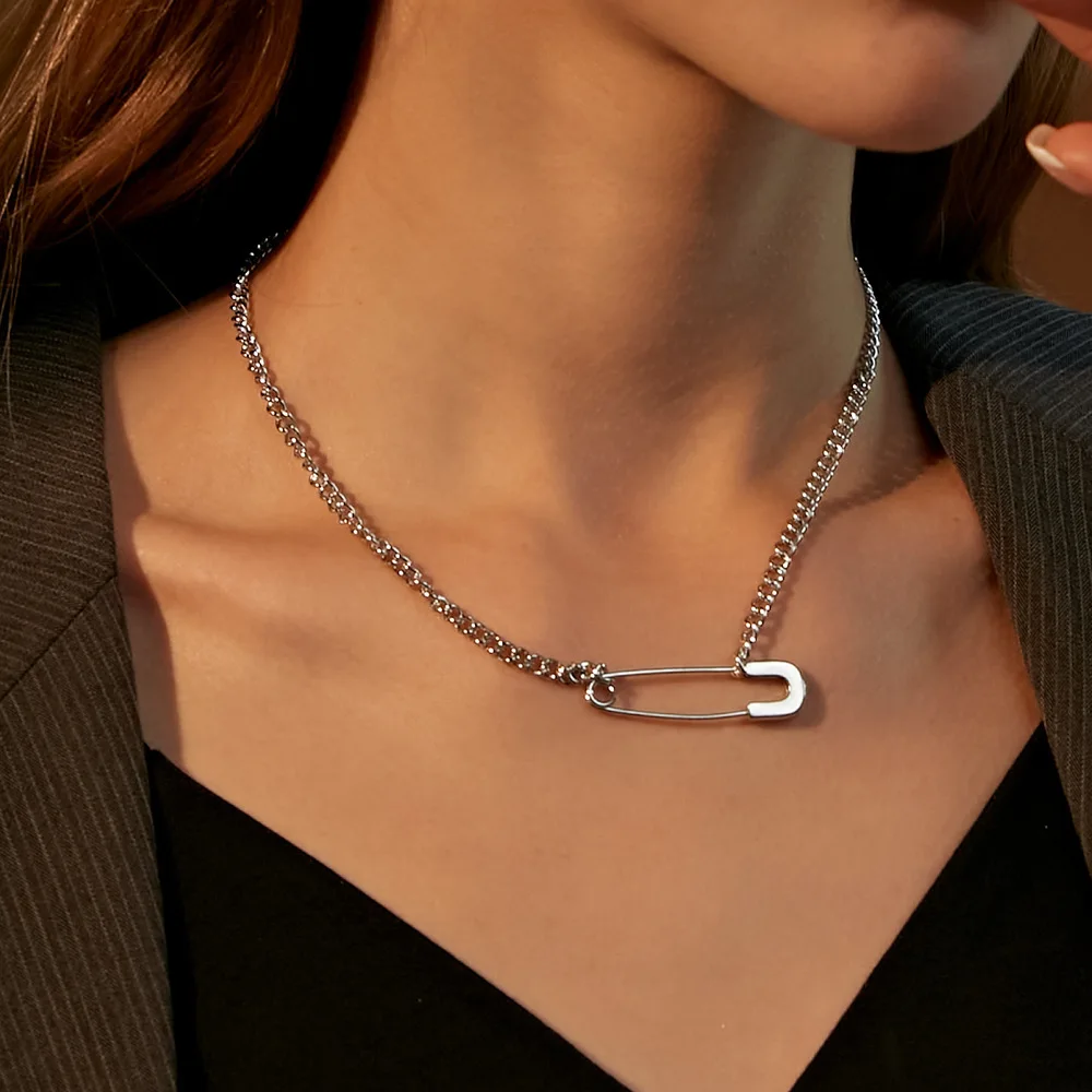 Creative pin necklace female niche simple high-end design clavicle chain cold wind personality safety pin necklace