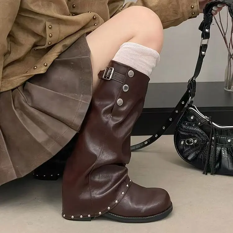 Damen-Stiefeletten mit über dem Knie reichender Länge, Nietenverzierung, lockere Passform, Leder, seitliche Schnalle, runde Zehenpartie, niedriger Absatz, Vintage-Streetwear-Schuhe – Detail 1