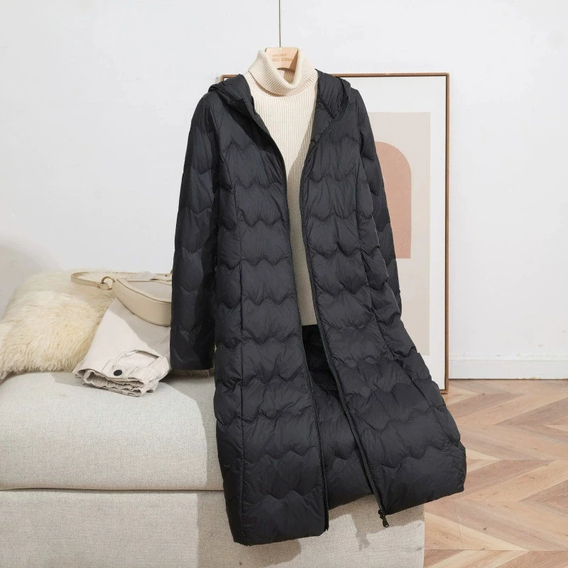 เสื้อแจ็คเก็ตยาวผู้หญิงรุ่นใหม่ ปี 2026 น้ำหนักเบา บรรจุขนเป็ดขาว 90% มีฮู้ด แฟชั่นฤดูใบไม้ร่วง ฤดูหนาว คุณภาพสูง ทรงเข้ารูป
