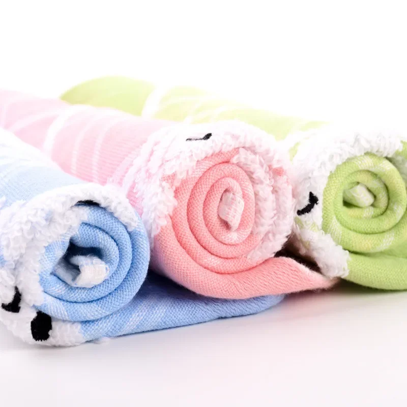 1 قطعة 30x30 سنتيمتر الكرتون جرو الجاكار منقوشة القطن لينة ماصة الحمام معلقة الأطفال أطفال منشفة وجه مربعة