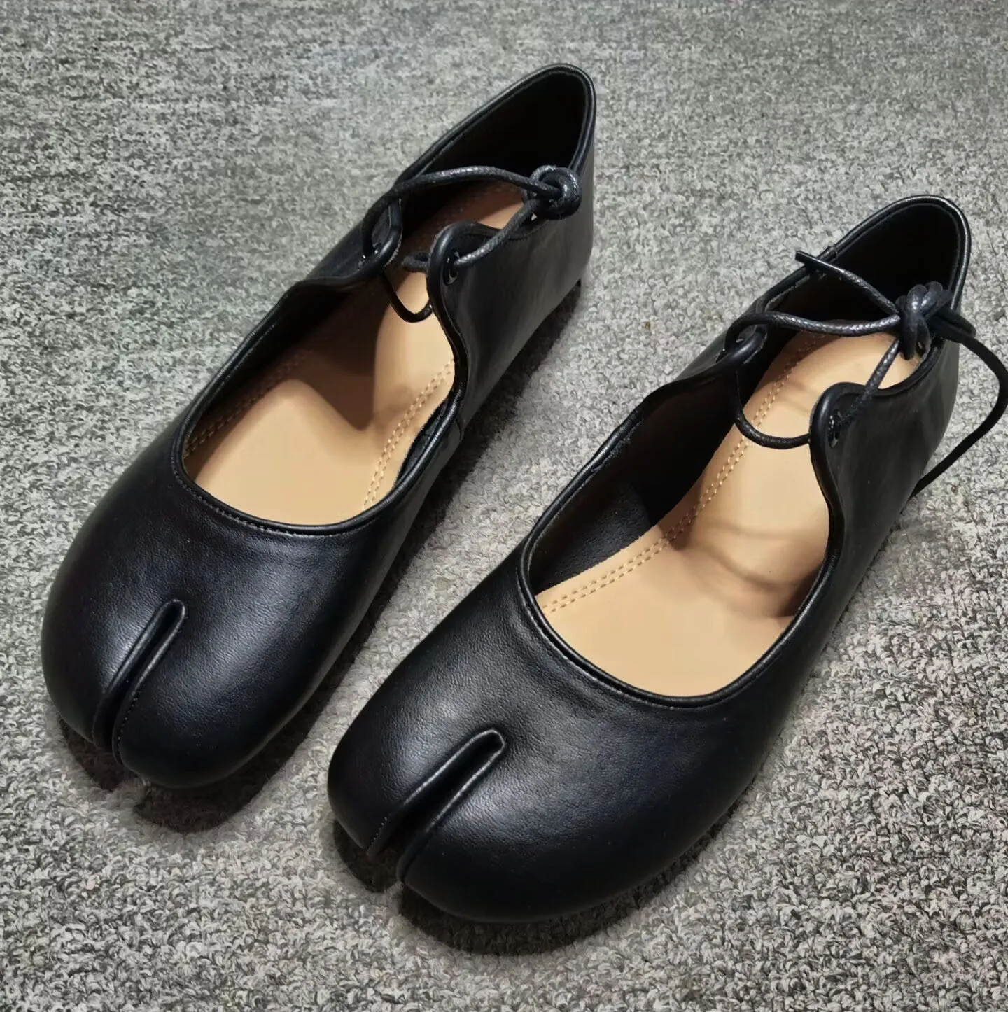 

IPPEUM Black Tabi Shoes For Women 2026 New Fashion Ballet Flats Split Toe Footwear