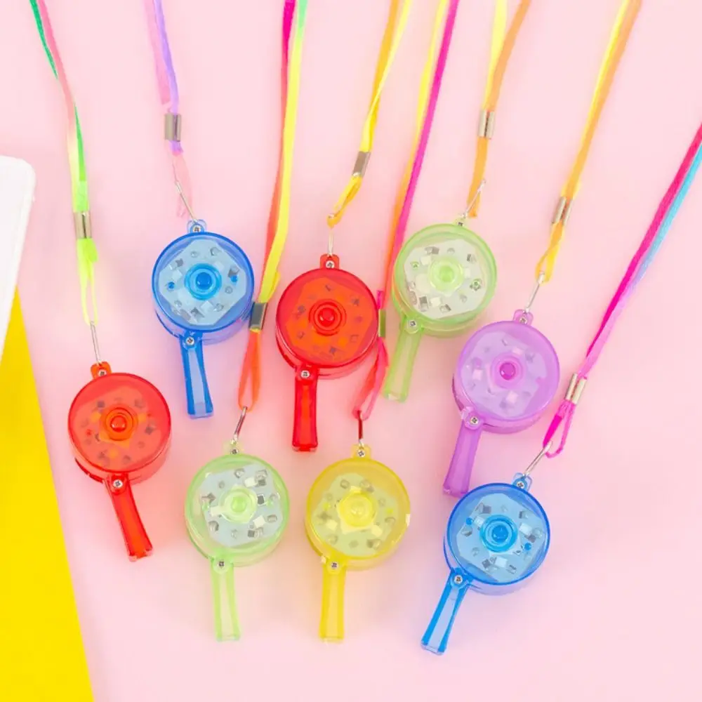 5 قطع من صفارة إضاءة LED متعددة الألوان مع صفارة وامضة بلاستيكية بحبل قصير، صفارة حفلات مستديرة محمولة
