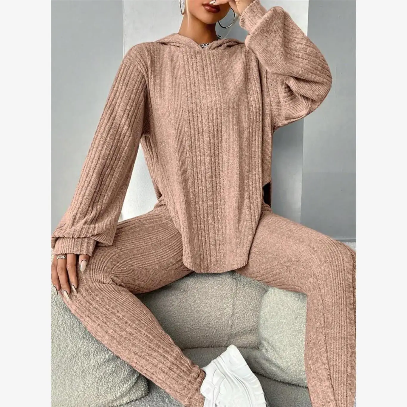 ゆったりとしたフード付きストライプトップとパンツのセット レディース ファッションアンサンブル 手作り縫製 プリンススヴェ 七分丈 暖かさを保つ...