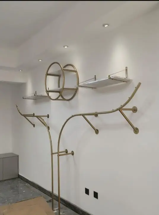 

Wall mounted display racks in clothing stores Wall mounted display racks in women's clothing stores