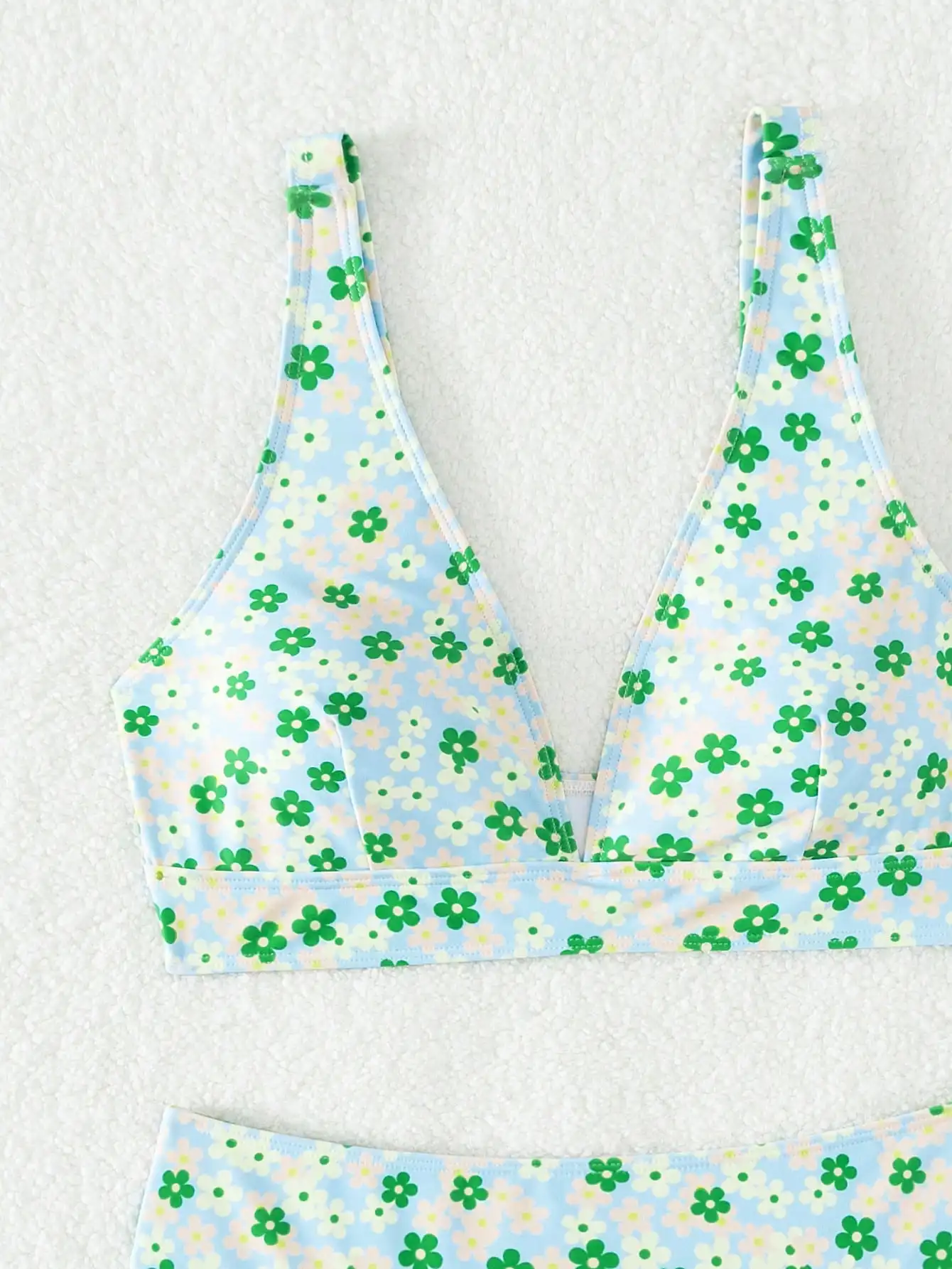 Floral bikini tops are small and fresh split slim swimwear summer