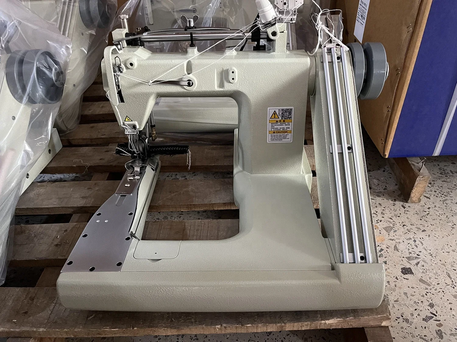 

QK-928-2PL High speed three needl feed off arm chain stitch industrial sewing machines price