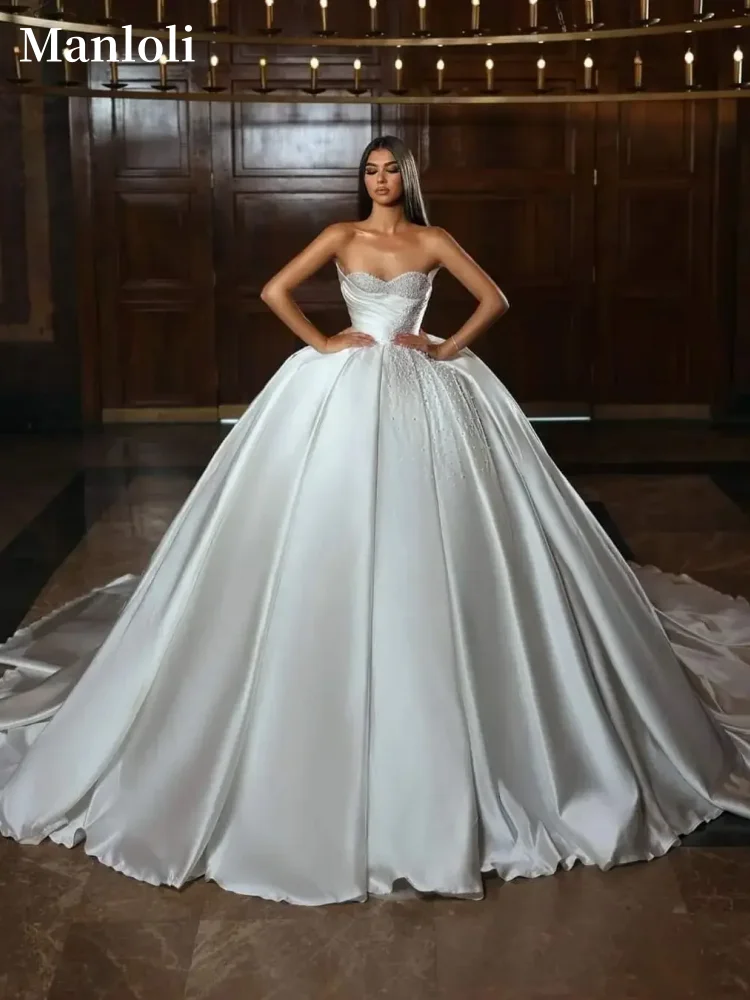 2025 sexy mouwloze baljurk satijn lieverd kraag trouwjurk pluizige parel sieraden parel bruidsjurk maatwerk