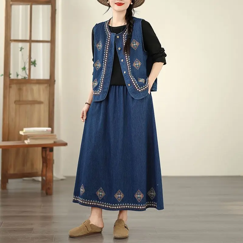 

Весенне-летний новый комплект из вышитого универсального жилета и свободной юбки-полусолнце 2026: элегантный джинсовый модный комплект из двух предметов для женщин