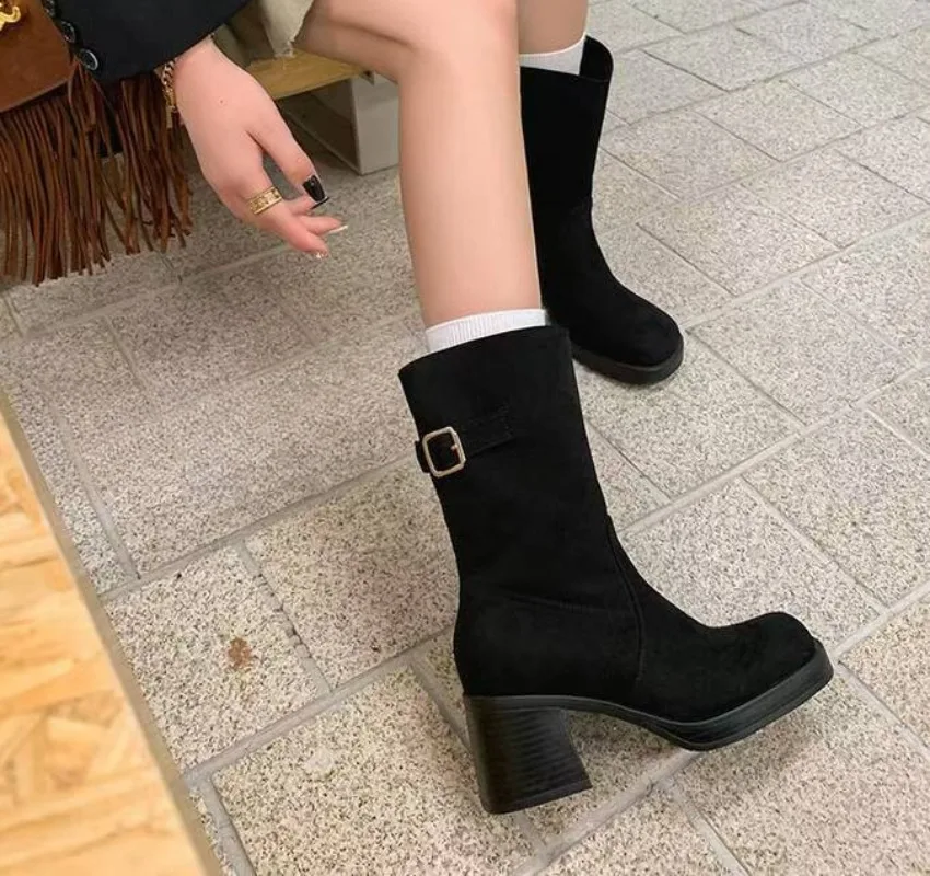 Botas de mujer de tubo medio de fondo plano 2025, nuevas botas informales versátiles de gamuza a la moda con tacones altos y punta redonda para mujer