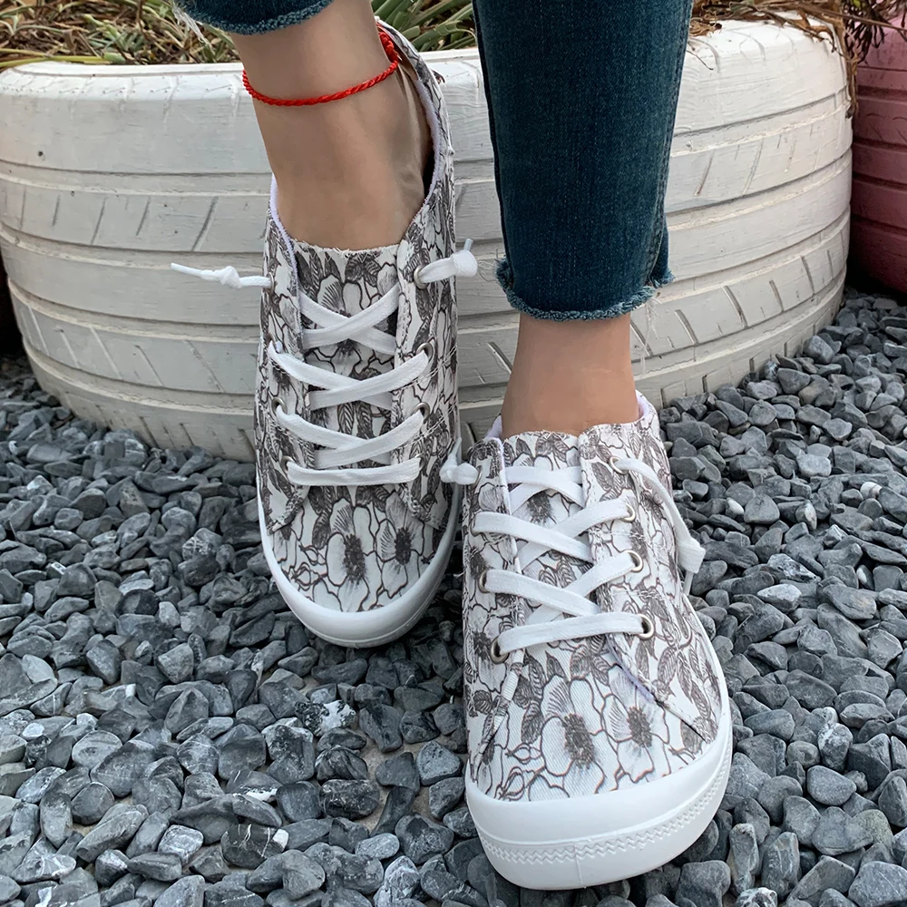 زوج من الأحذية الرياضية النسائية غير الرسمية في الهواء الطلق، أحذية المشي لمسافات طويلة، أحذية الجري، ربيع جديد 2026 موضة الأزهار هدية العيد أحذية نسائية لموسم السفر