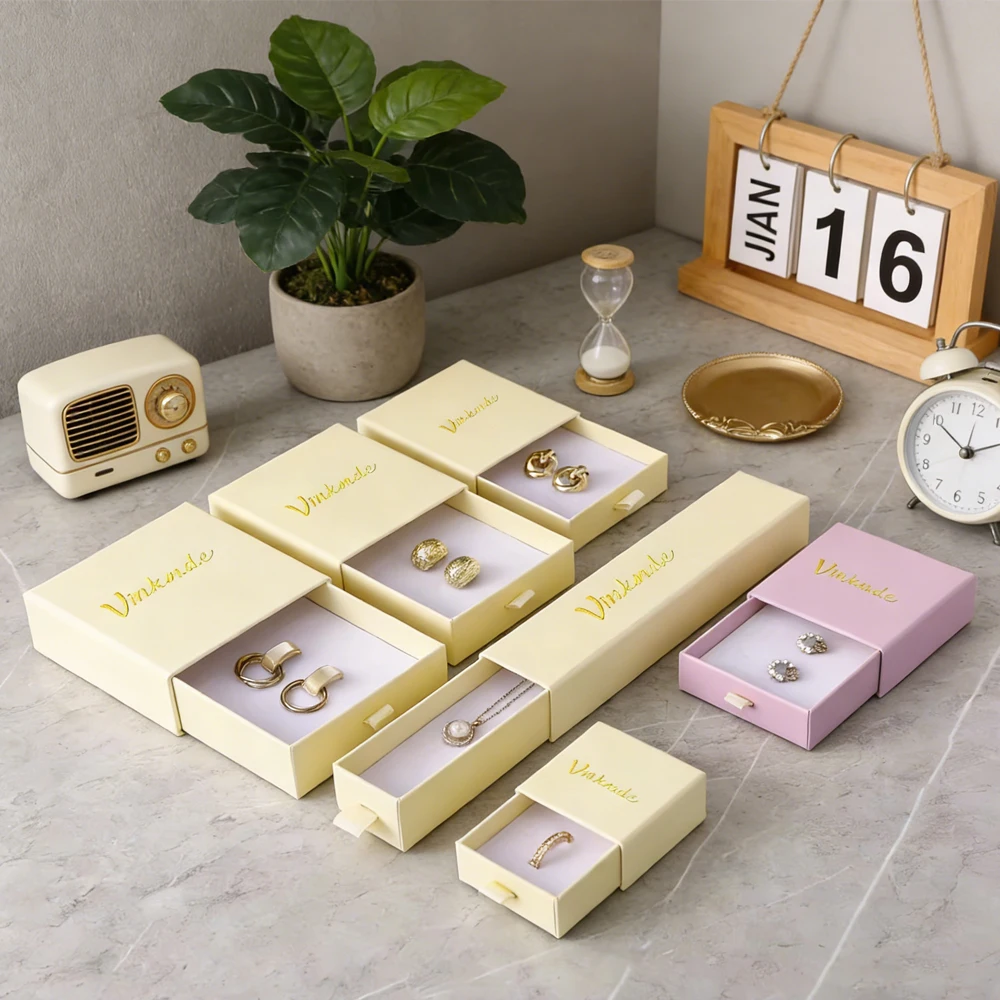 

100 шт., роскошная коробка для упаковки ювелирных изделий 10x10x4 см, индивидуальный логотип, бежевые бумажные коробки для ящиков, серьги, браслет, ожерелье, органайзер для путешествий