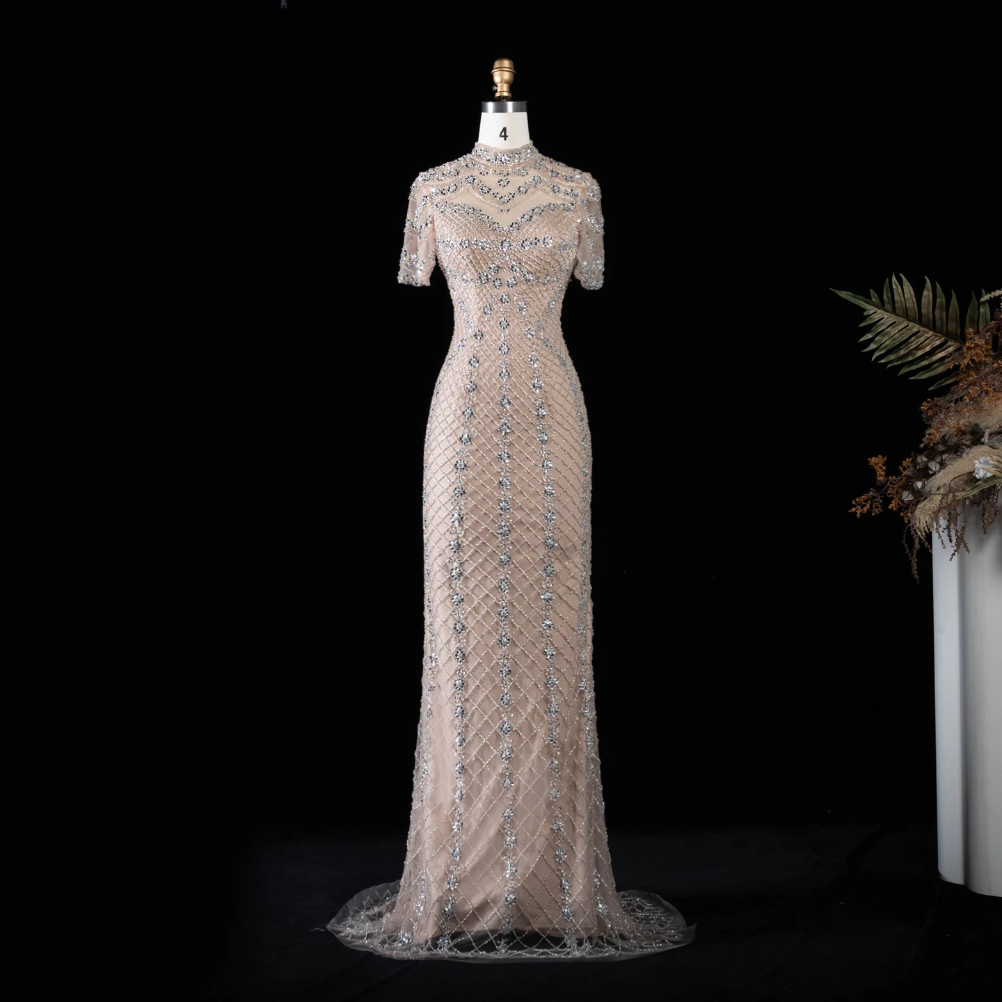 Sharon Said Abendkleid mit hohem Kragen in Champagnerfarbe, kurzen transparenten Ärmeln, Gittermuster, Strass, Meerjungfrauen-Schnitt, formelles Anlasskleid, Partykleid SS185, maßgeschneidert. – Detail 4