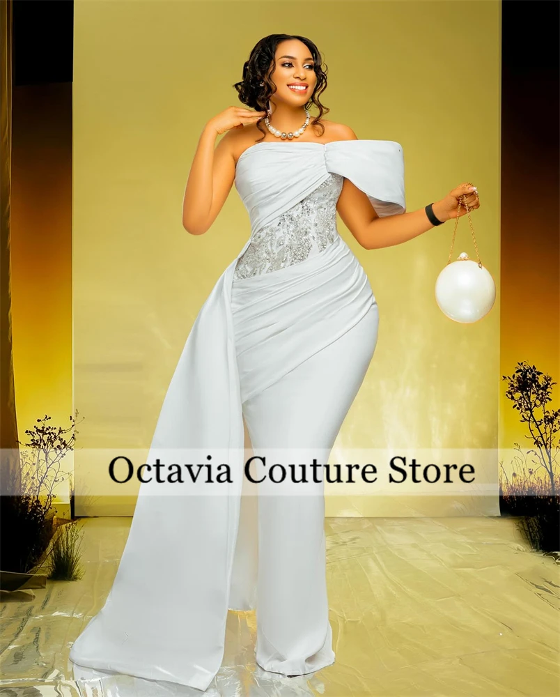 Elegante weiße One-Shoulder-Brautkleider 2024, Perlen-Kristall-Applikationen, Brautkleid, Falten, formelles Kleid mit Schleppe, individuell gestaltet