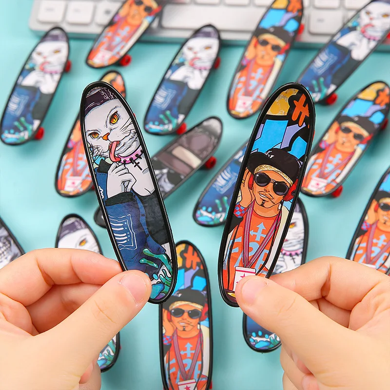 Cartoon Finger Skateboard Toy, Mini Brinquedos de Plástico, Fun Desktop, Brinquedos Infantis Pequenos, Presente de Festa de Aniversário Festivo, Crianças, 10Pcs