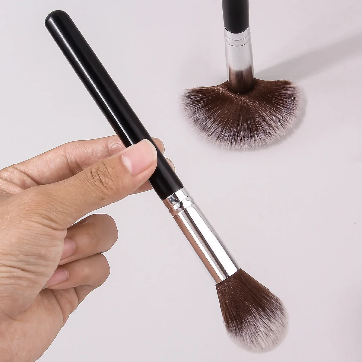 Ein einzelner flammenförmiger Make-up-Pinsel mit runder Spitze, ein Rouge-Puderpinsel mit runder Spitze für nicht puderfressendes Make-up