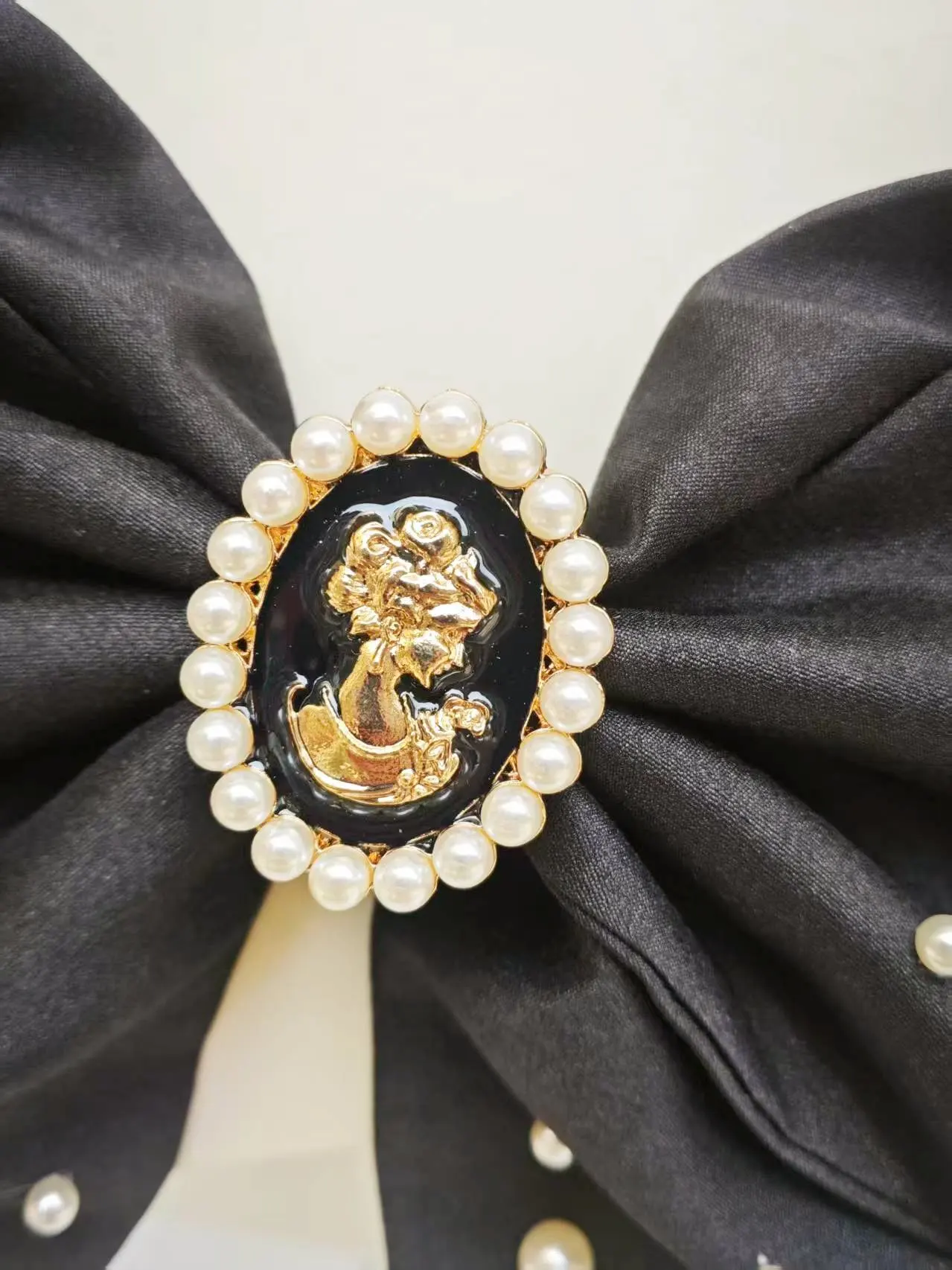 Vintage Beauty Portrait with Pearl-Edged Large Bow/Black Satin Full of Pearls/French-Style Light Luxury Pearl Bow Tie