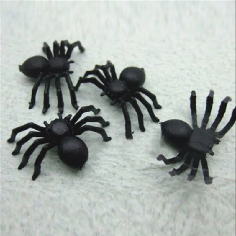 50 stücke Halloween Spinnen Dekorationen kleine schwarze Plastiks pinnen Spukhaus Spinne Dekoration Simulation kniffliges Spielzeug