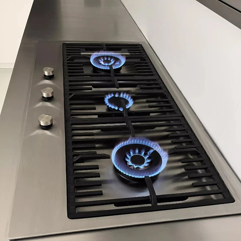 Sunken stainless steel stove with three eyes fully embedded in flat gas stove