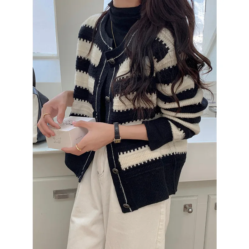 

Fashion Cardigan Women's Sweater Women's New Design Feeling Small Black and White Stripe Knitted Cardigan Short Autumn