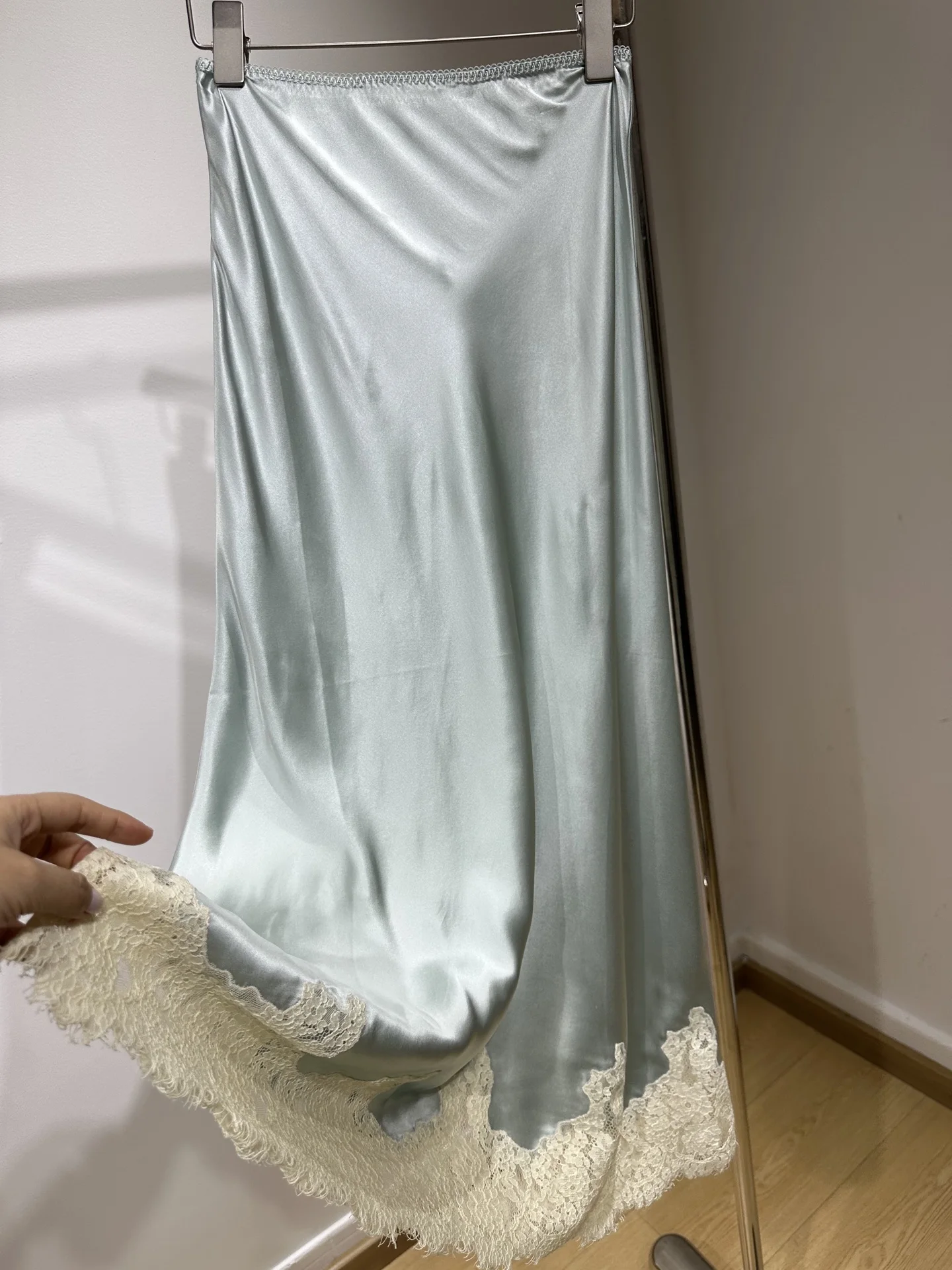 

Женская синяя юбка миди с кружевной вышивкой, 100% шелк, эластичная талия, А-силуэт, элегантная женская юбка