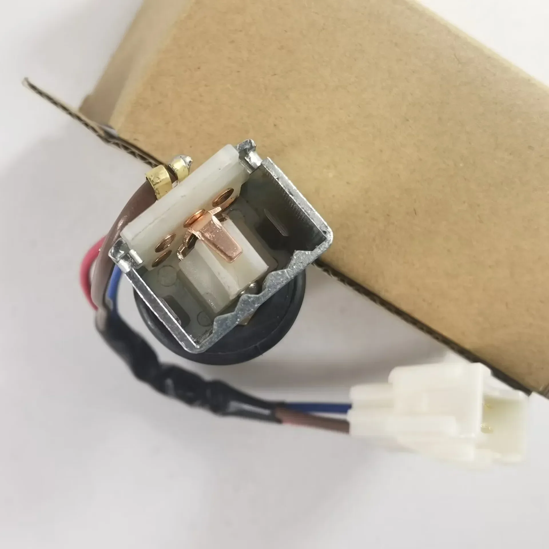 Main Headlight Master Switch For Land Rover Defender OEM 749961 / AMR6104, Direct Replacement.