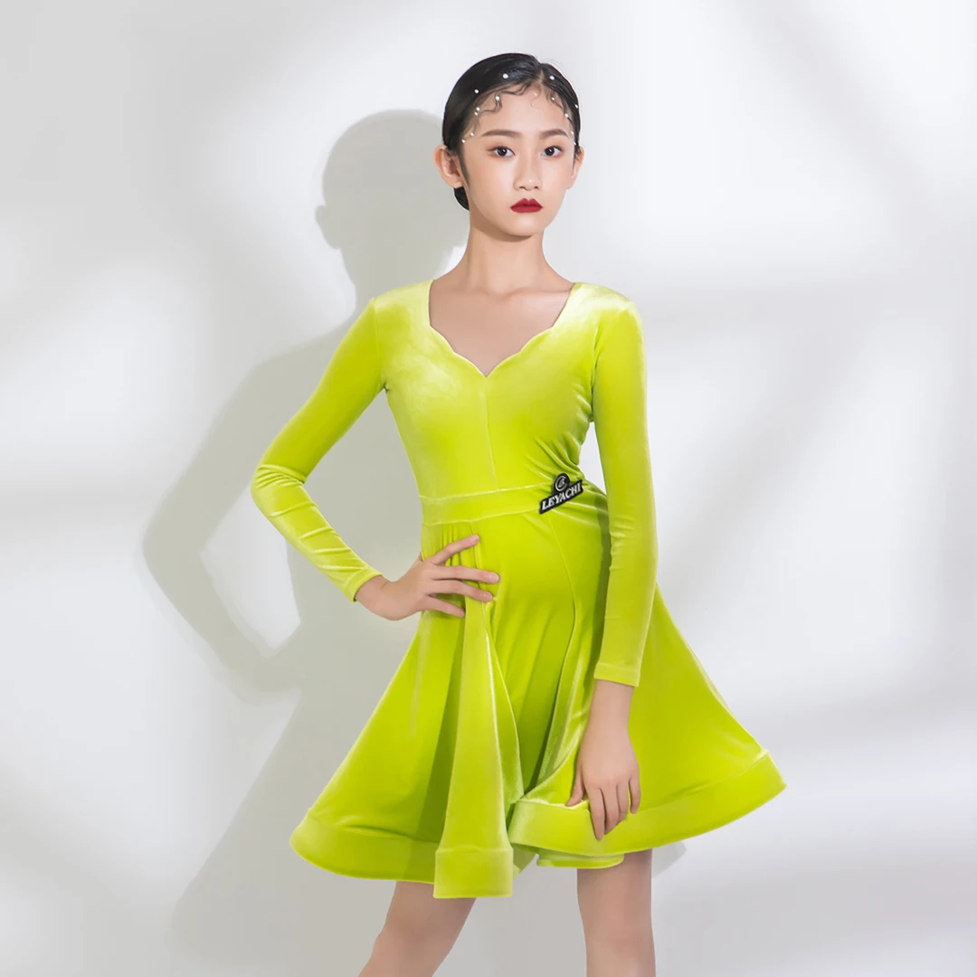 Vestido de terciopelo verde de competición de baile latino para niños, traje de baile de ChaCha, traje de falda, ropa de práctica de Samba Rumba, YS4560