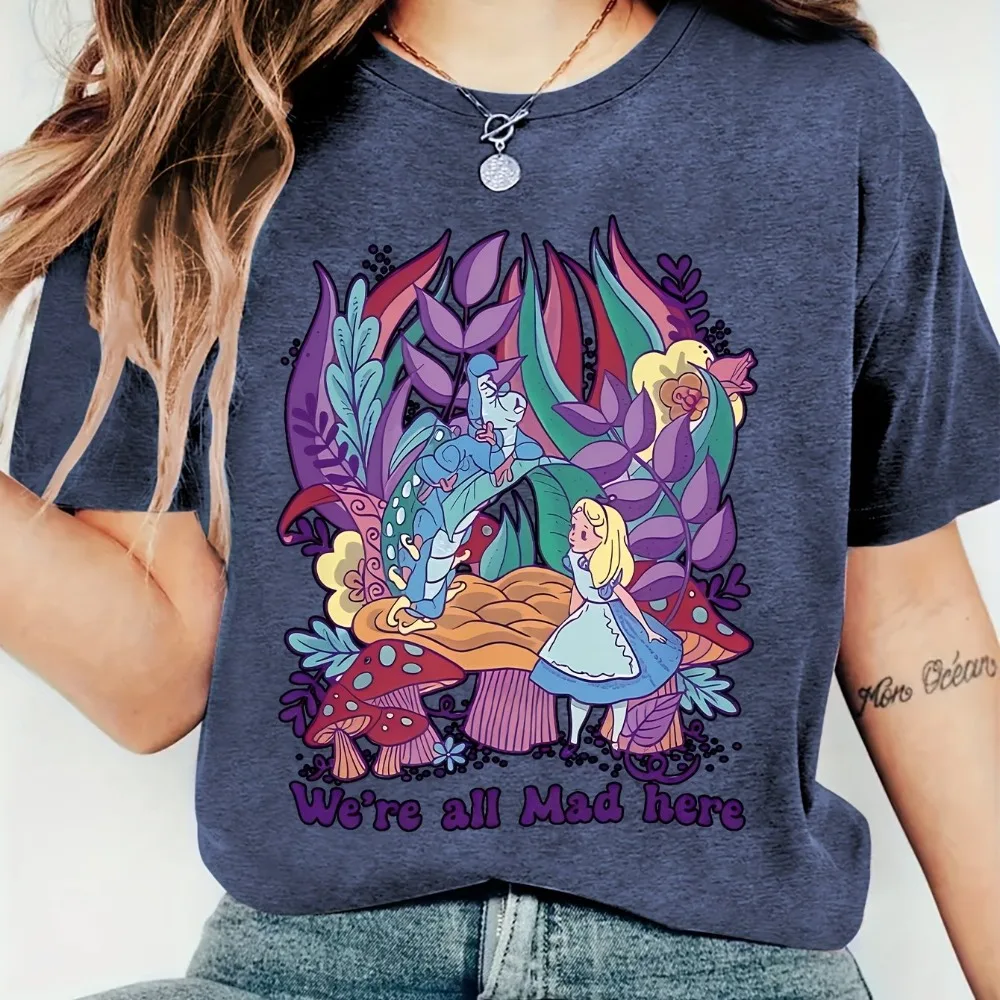 Camiseta gráfica de Alicia en el país de las maravillas para mujer, somos todos locos aquí, diseño de personajes florales vibrantes, manga corta, cuello redondo, ligera