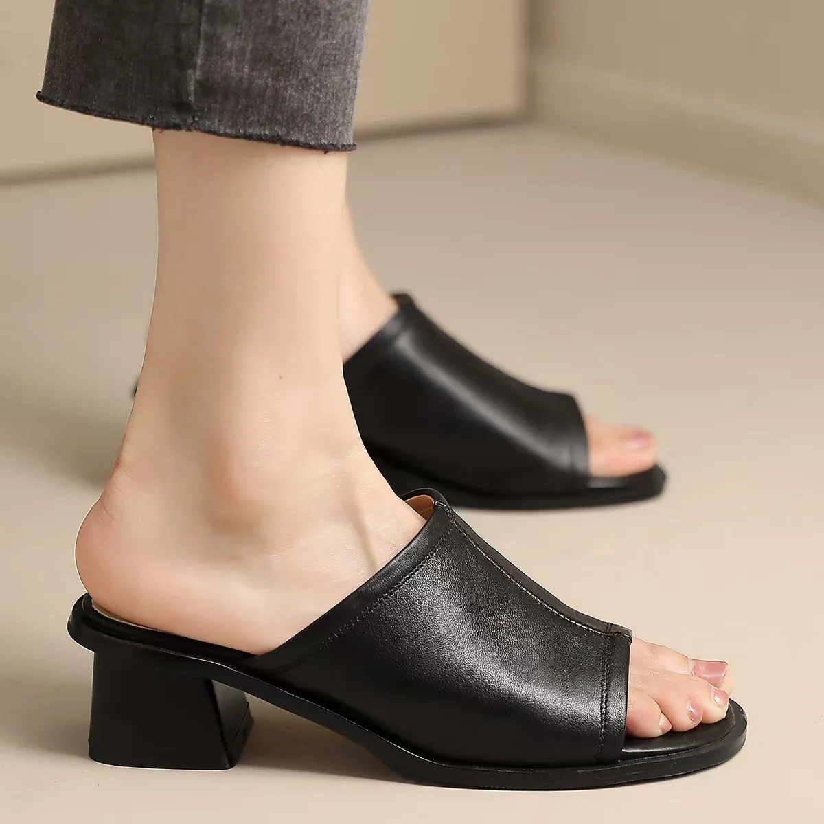 

Women Leather Block Heel One Word Slippers Summer New Soft sole Breathable Fashionable Outdoor Mid Heel Slippers Modern Sandals