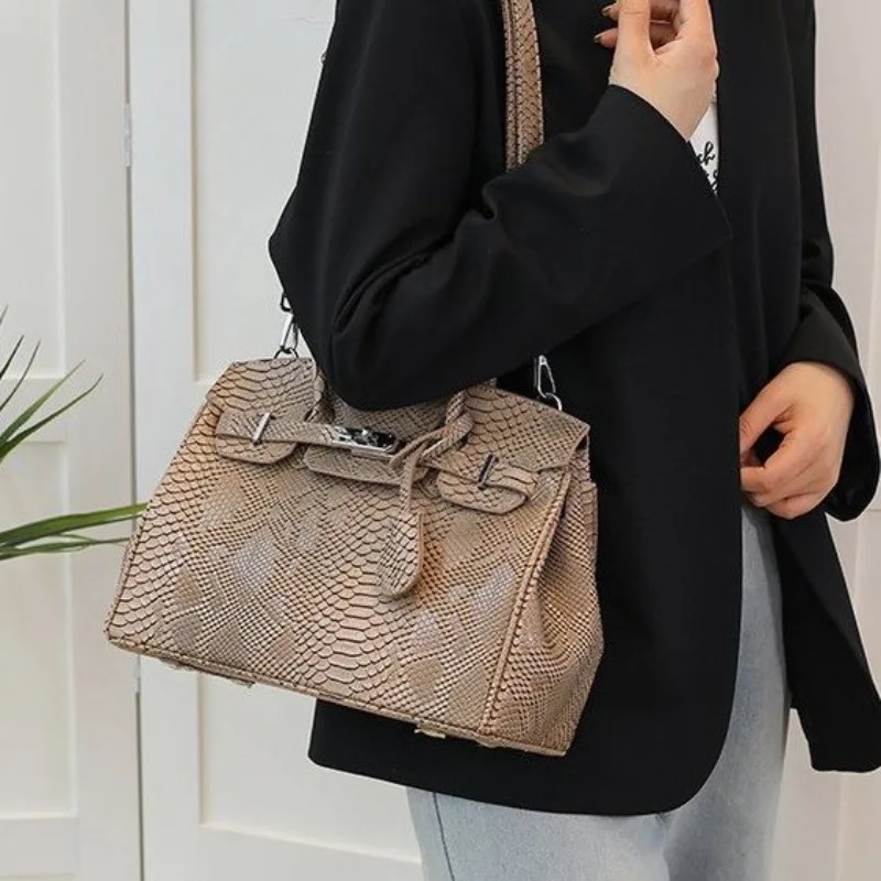 

Latest Fashion Women Bag Trendy Shoulder Bag For Ladies Stylish Handbag Crossbody Purse Underarm For Daily Use