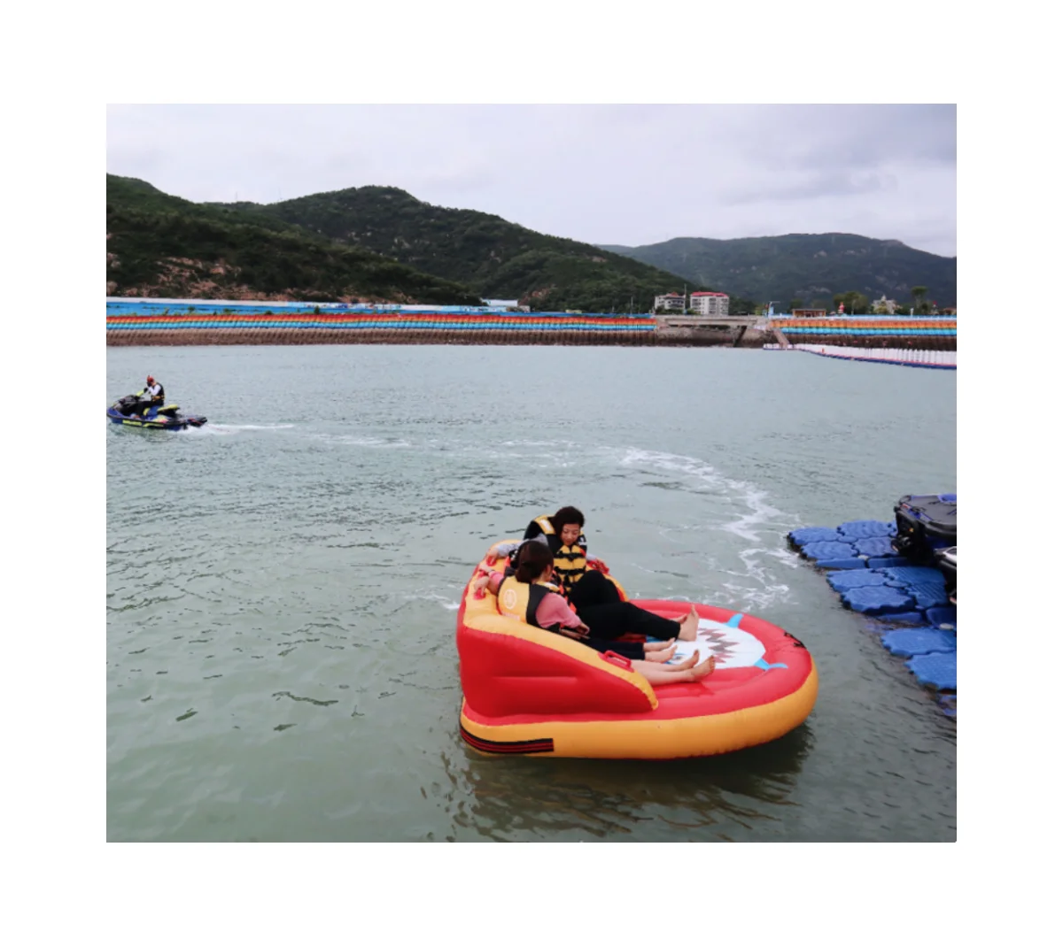 

Factory Direct Sale 4 Persons Inflatable Sofa Towable Tube Towing Boat for Water Sports