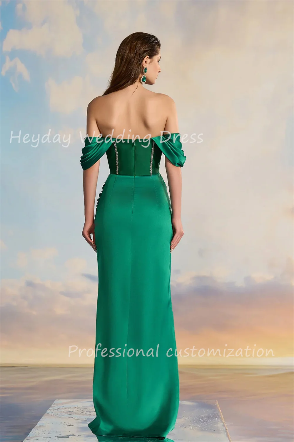 女性用にカスタマイズされたシャーリングサテンイブニングドレス,地面までの長さ,セクシーなビーズ,裸の肩,セクシーでかわいい