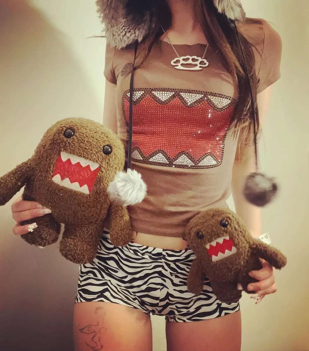 Y2K Grunge Damen Slim Kurzarm T-Shirt Braun U-Ausschnitt Strass Domo Kun Mund Grafik Tee Alt Harajuku Streetwear Top – Detail 6